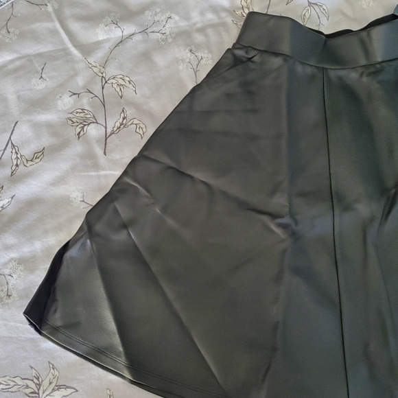 NWT Torrid Black Coated Premium Ponte Skater Mini Skirt - Picture 2 of 5